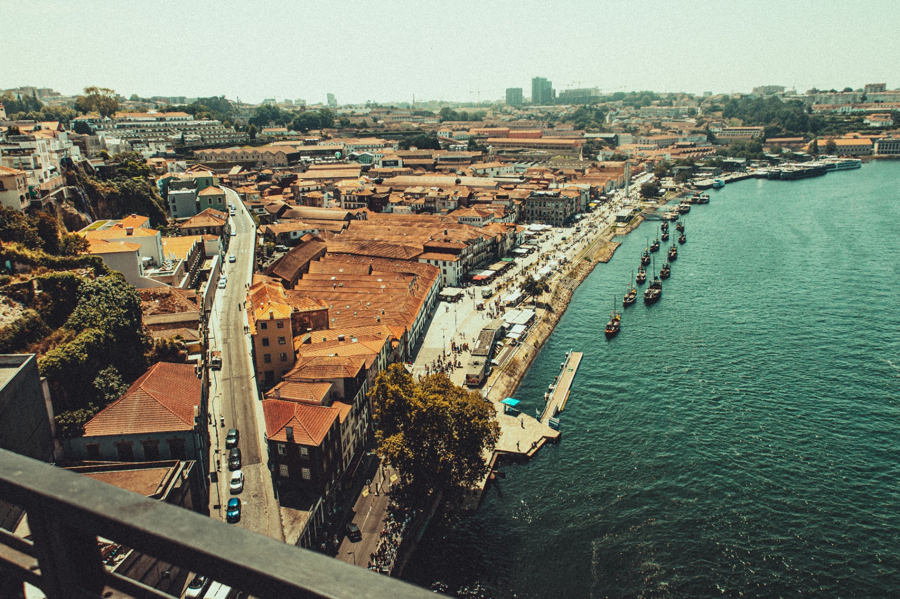 Cais de Gaia com a Ponte Dom Luís I e os barcos rabelos no Douro